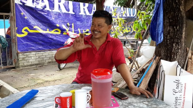 Rahman explaining the keris details