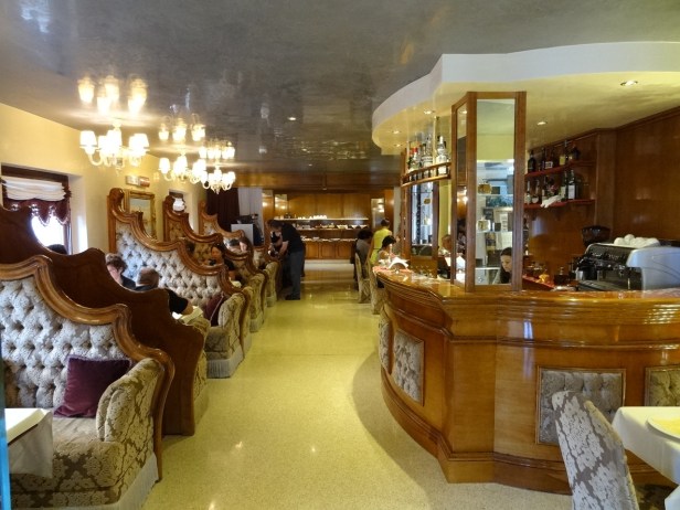 Breakfast restaurant at Pesaro Palace