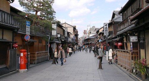Hanamikoji street in Gion (photo from japan-guide.com )